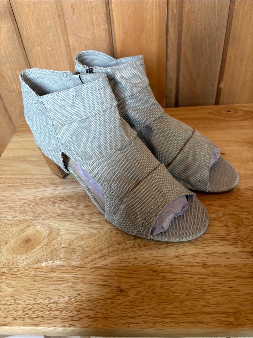 NIB Not Rated Fabric/Canvas Sandals